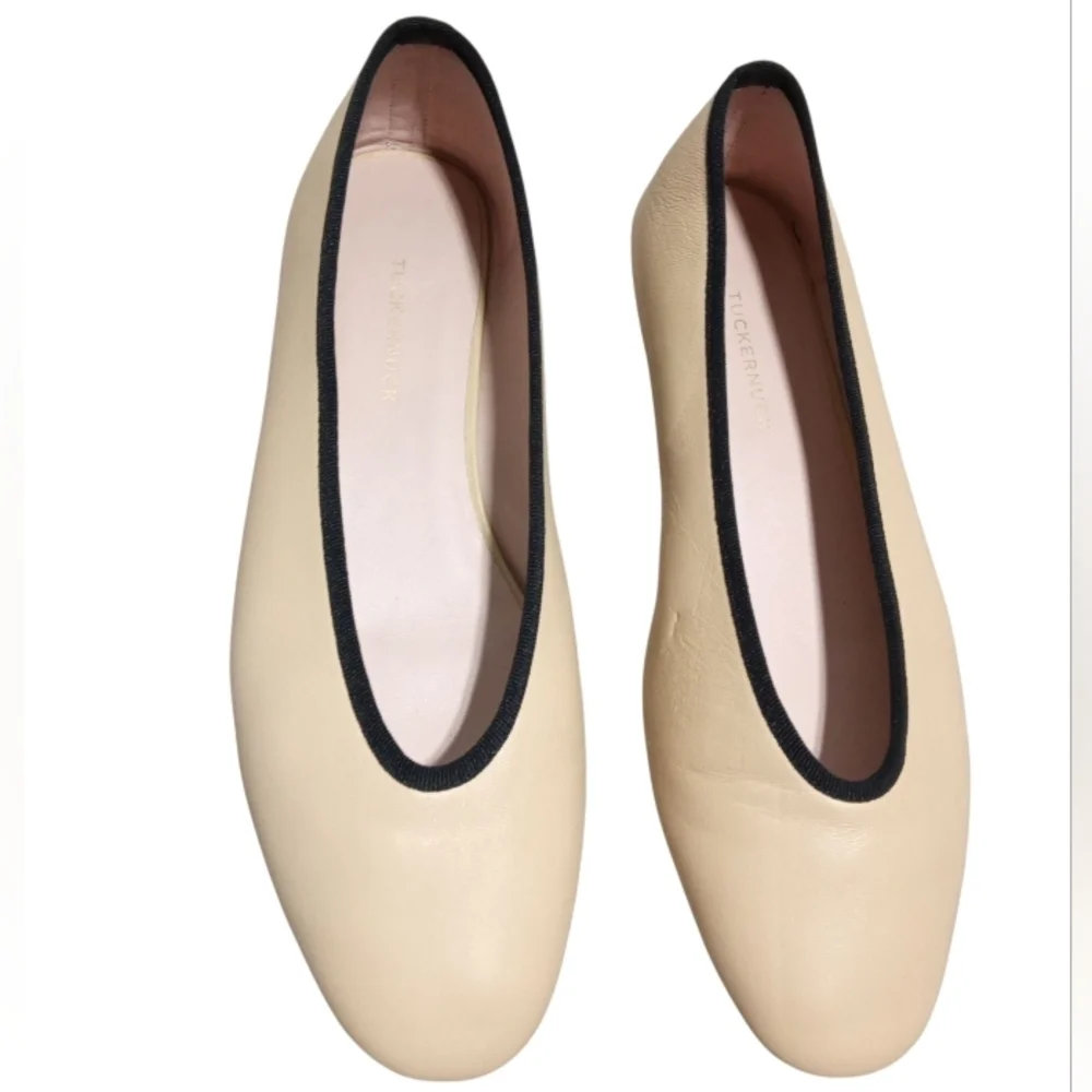 Tuckernuck Almond Toe Two Tone Leather Flats Beige Black Trim Classic Chic Sz 8